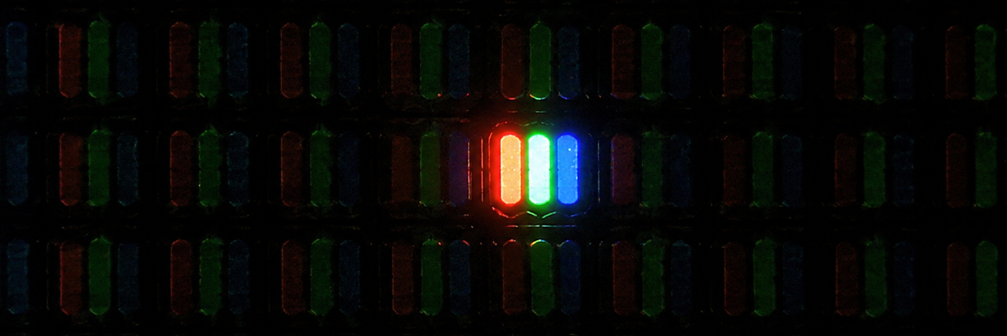 Stark vergrößerte RGB-LEDs auf einem Bildschirm
